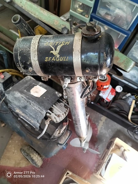 Seagull outboard motor Carousel 1