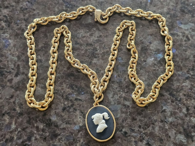 KAREN WALKER GIRL CAMEO NECKLACE VINTAGE JEWELRY Carousel 1