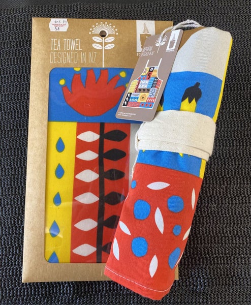 NEW - TOFUTREE Apron & Tea Towel Kiwiana Gift Set - Designed in NZ - Lot F626 Carousel 1