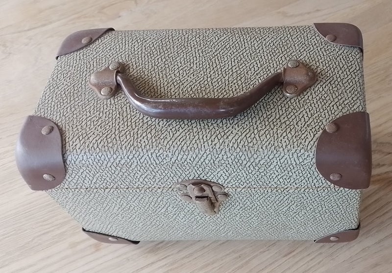 BOWLING CASE Brown, small, single closure, mid-century Carousel 1