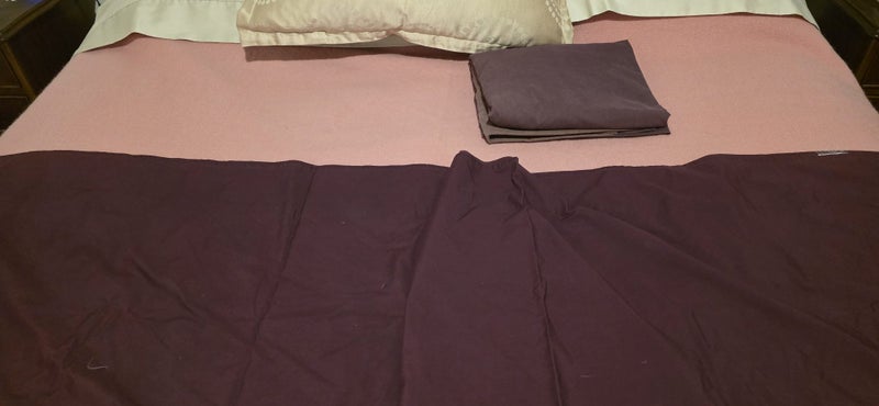 Flat sheet - KING size - maroon colour - great condition Carousel 1