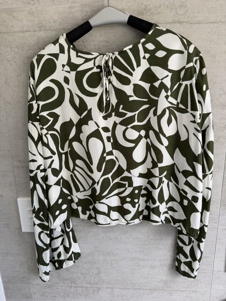 Kinney Top. Brand New. Carousel 2