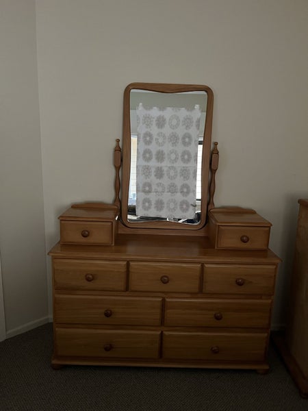 Rimu Dressing Table Carousel 1