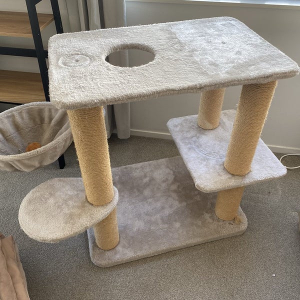 Cat tower/scratch post Carousel 1