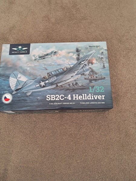 1/32 Infinity/HpH models SB2C-4 Helldiver Carousel 1