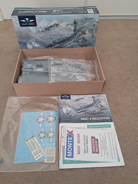 1/32 Infinity/HpH models SB2C-4 Helldiver Carousel 2