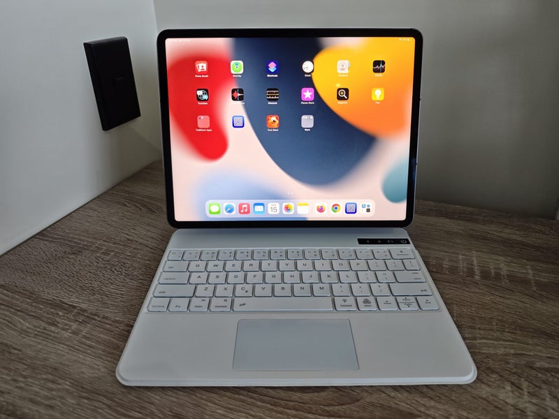 iPad Pro 5th Gen 12.9" (M1) - LTE/Mobile, 128GB + Keyboard Carousel 1