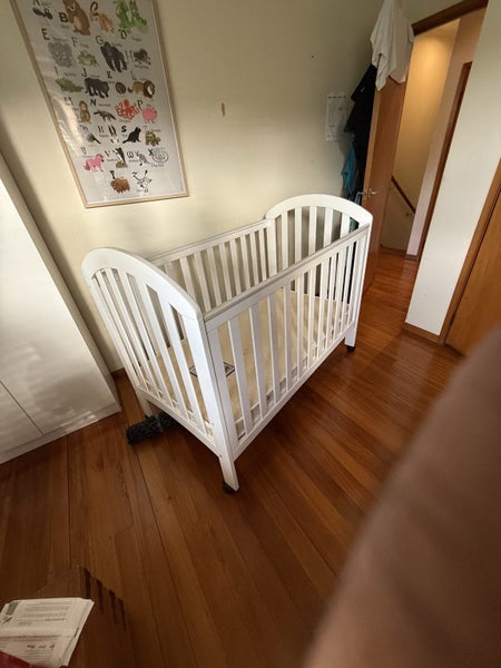 Baby Cot with Mattress and 2 Fitted Sheets Carousel 3