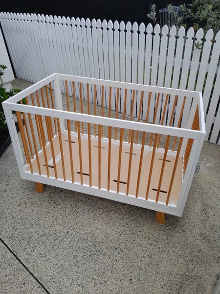 Mocka Aspen Cot + changing table + baby gate Carousel 1