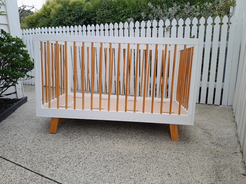 Mocka Aspen Cot + changing table + baby gate Carousel 2