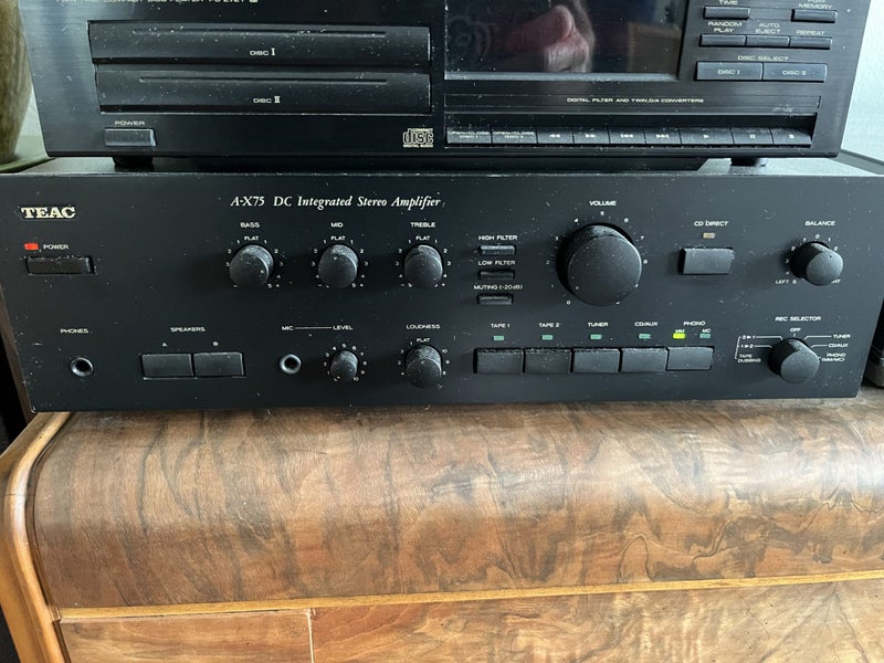 Powerful Teac Amplifier with phono Carousel 1