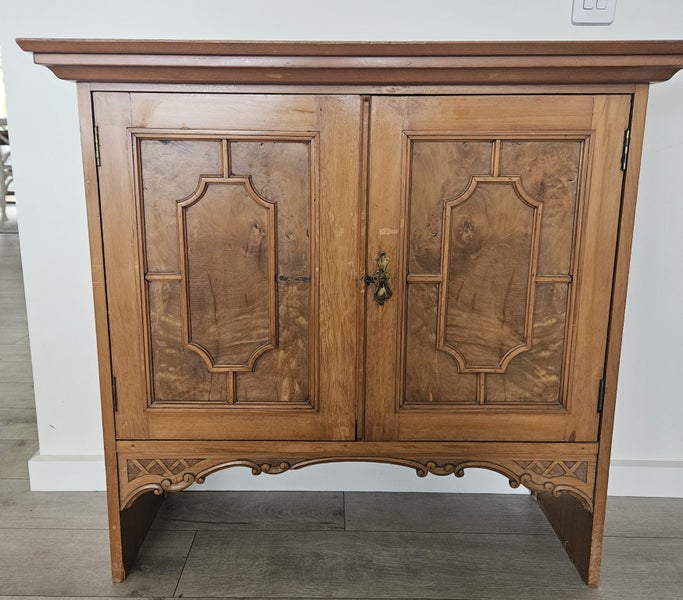 ANTIQUE SIDE BOARD $1 Reserve Carousel 1