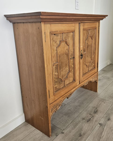 ANTIQUE SIDE BOARD $1 Reserve Carousel 2