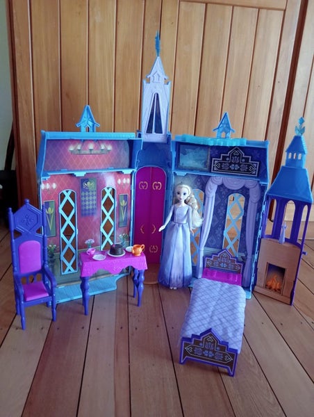 Frozen Doll Elsa & Castle Set Carousel 1
