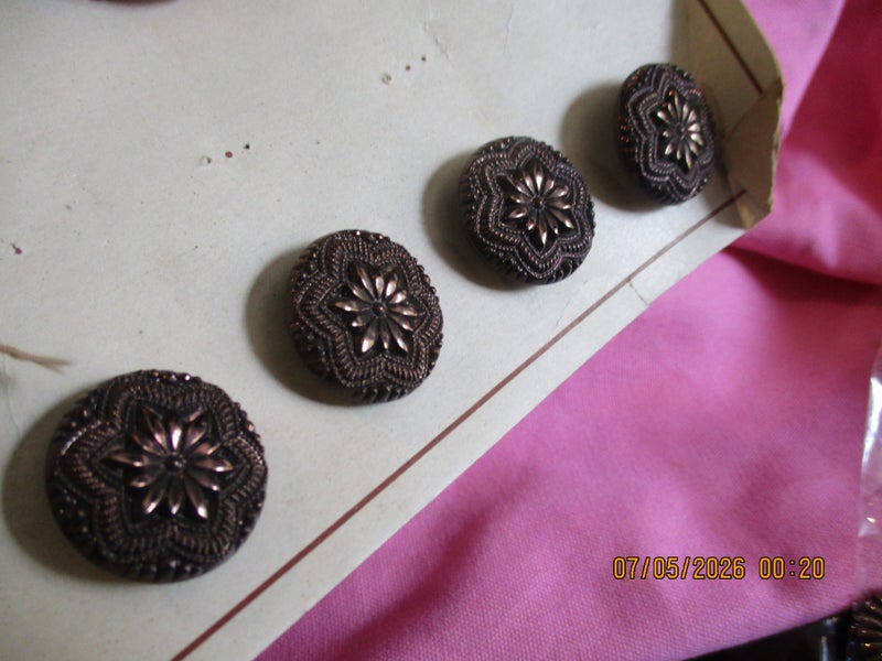 4 antique buttons Carousel 1