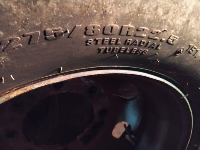 4 Truck tyres as new 275/80 R22.5 with rims Carousel 1