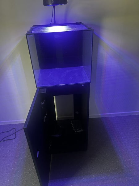 Fish tank: 20L Cube box aquarium Carousel 6