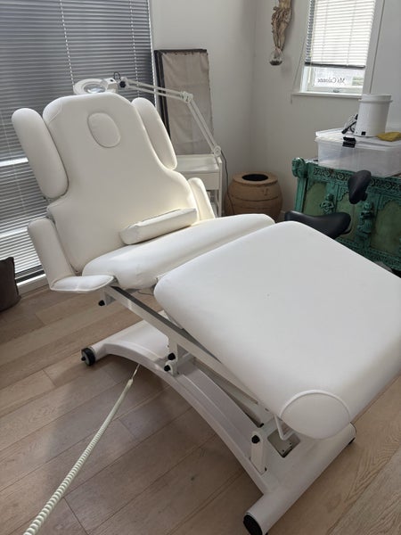 Massage and facial bed Carousel 1