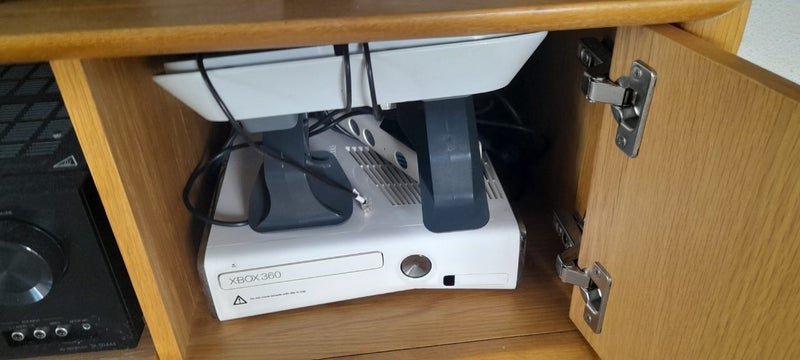 Xbox 360 + accessories Carousel 1