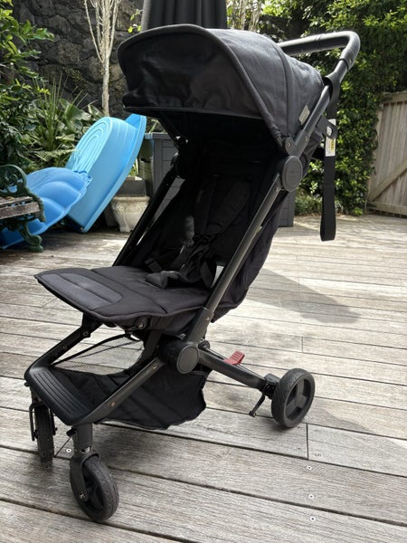 Edwards & Co - Otto Stroller - Black luxe Carousel 1