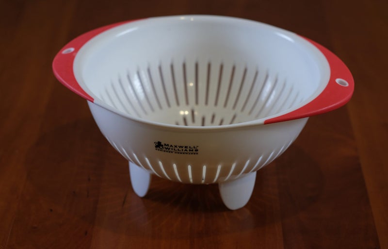 Maxwell & Williams "Maxi" Kitchen Colander / Vegetable Basket Carousel 1
