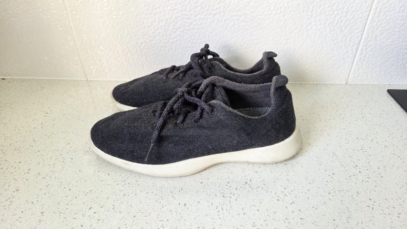ALLBIRDS RUNNING SHOES - Size 10 / 40 Carousel 1
