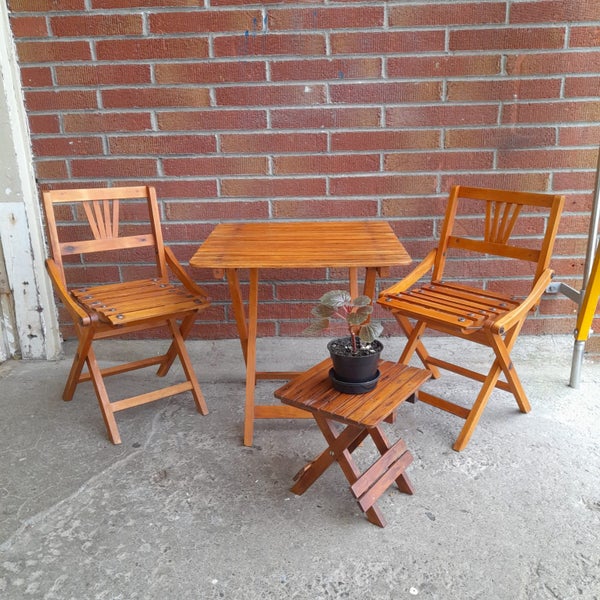 Have you ever seen nicer kids furniture? Picnic table and chairs, folds up Carousel 1