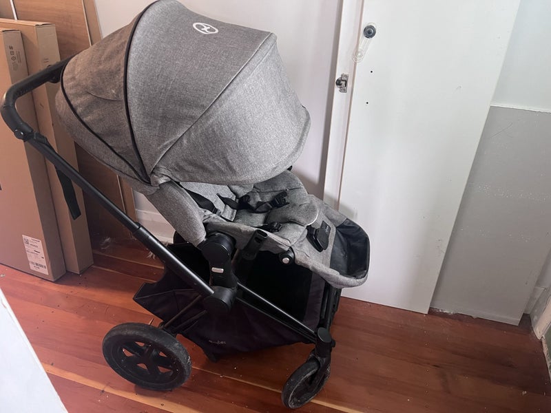 Cybex 4 wheel pram with sleeping bag etc Carousel 1