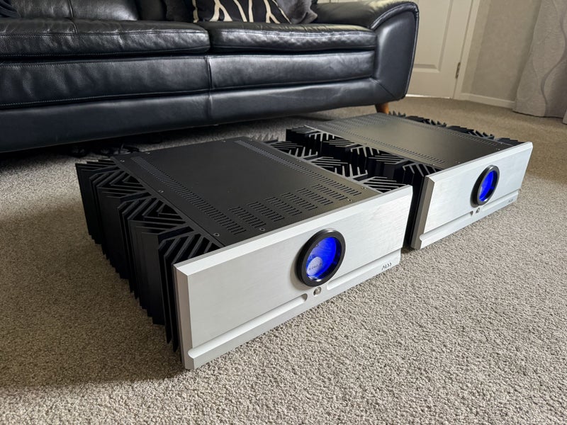 Pass Labs x260.8 Monoblock Amplfiiers -- 260W PER CHANNEL HIGH-END!!! Carousel 1