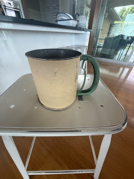 Vintage Enamel Sifter Cream/Green Carousel 1