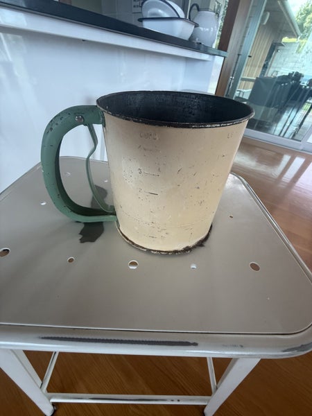 Vintage Enamel Sifter Cream/Green Carousel 2
