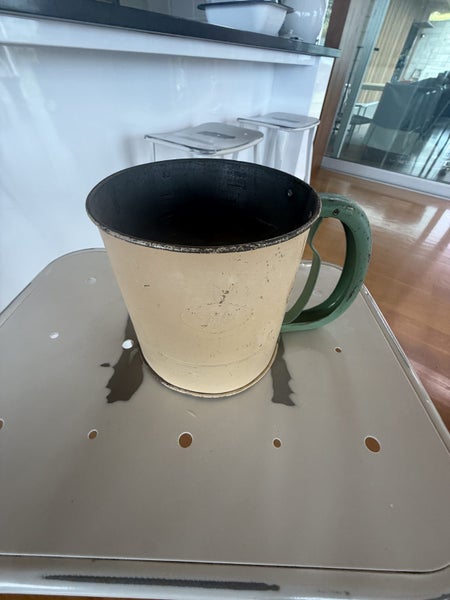 Vintage Enamel Sifter Cream/Green Carousel 5