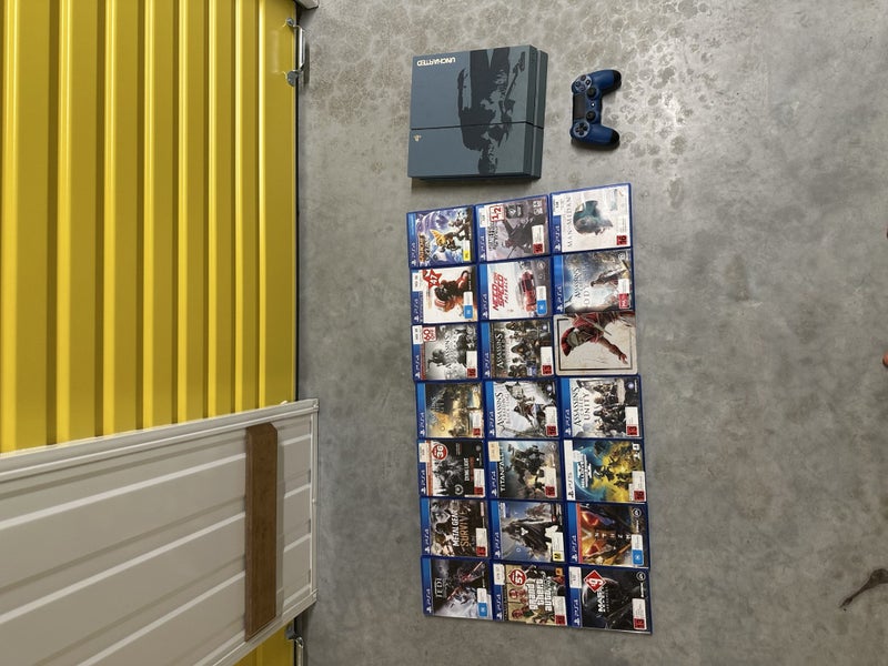 PS4 (Nathan Drake Edition) and 21 games Carousel 1