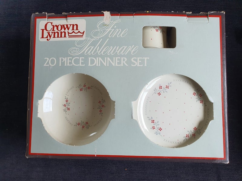 Vintage Crown Lynn 20 Piece Dinner Set - New in Box Carousel 1