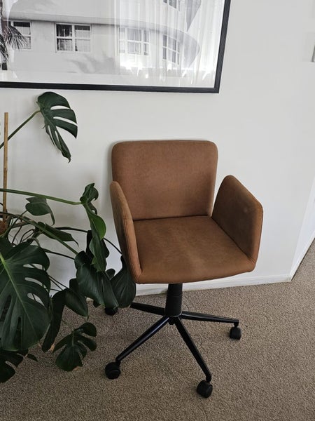 Smart tan desk chair Carousel 1