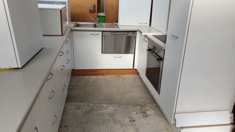 *SALE*Near new kitchen excellent condition, soft close draws & cupboards Carousel 1