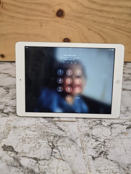 ($1 FAULTY AUCTION) Apple iPad 6th Gen A1474 Carousel 2