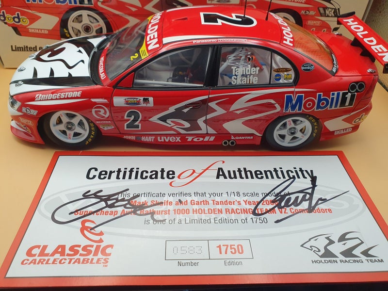 HRT COMMODORE VZ - SKAIFE & TANDER BATHURST 2006 SEASON + AUTOGRAPHS - 1/18 Carousel 1