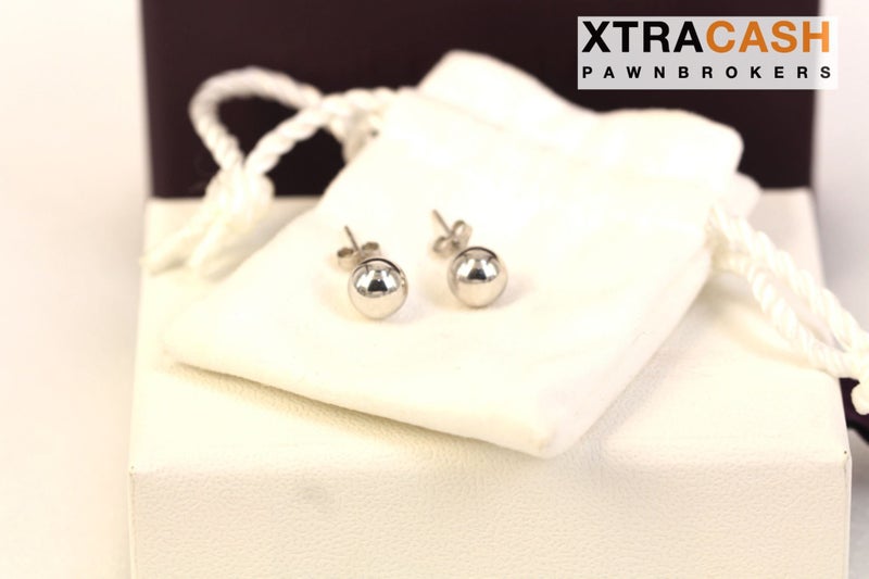10k White Gold Studs In Box Carousel 1