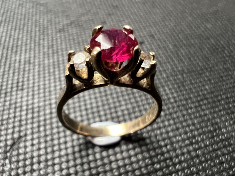 9ct Gold Triple Stone Ring with Large Red Stone - Lot F702 Carousel 2