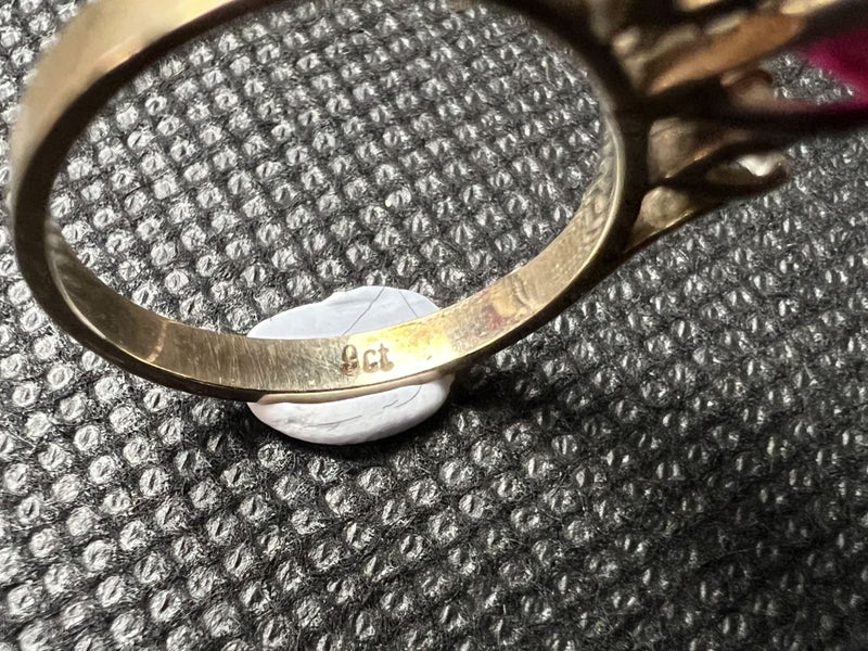 9ct Gold Triple Stone Ring with Large Red Stone - Lot F702 Carousel 5