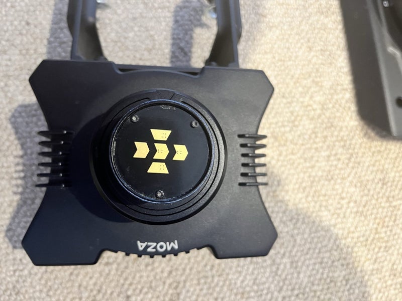 Moza R5 bundle (pedals, wheel and wheel base) Carousel 4