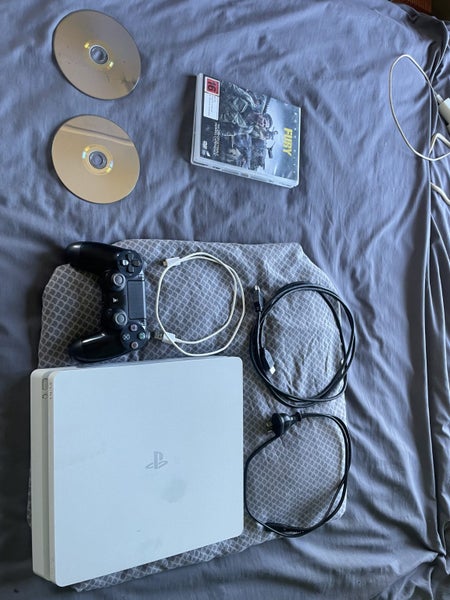 Playstation 4 console, controller 2 Games Carousel 1