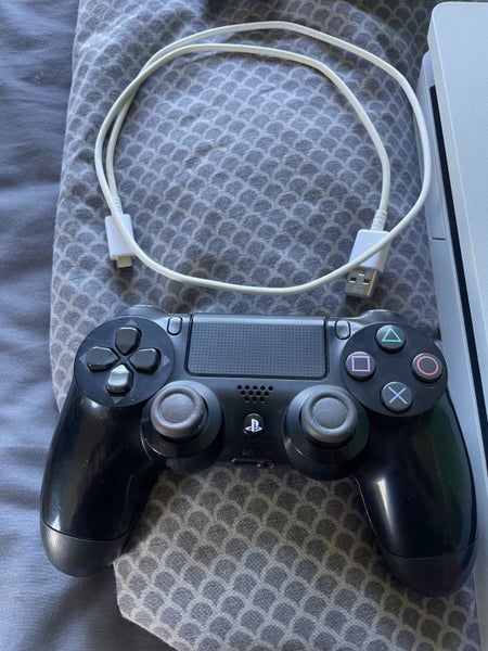 Playstation 4 console, controller 2 Games Carousel 2