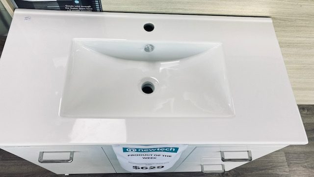 900mm Floor standing Vanity in Gloss White and China Basin Carousel 2