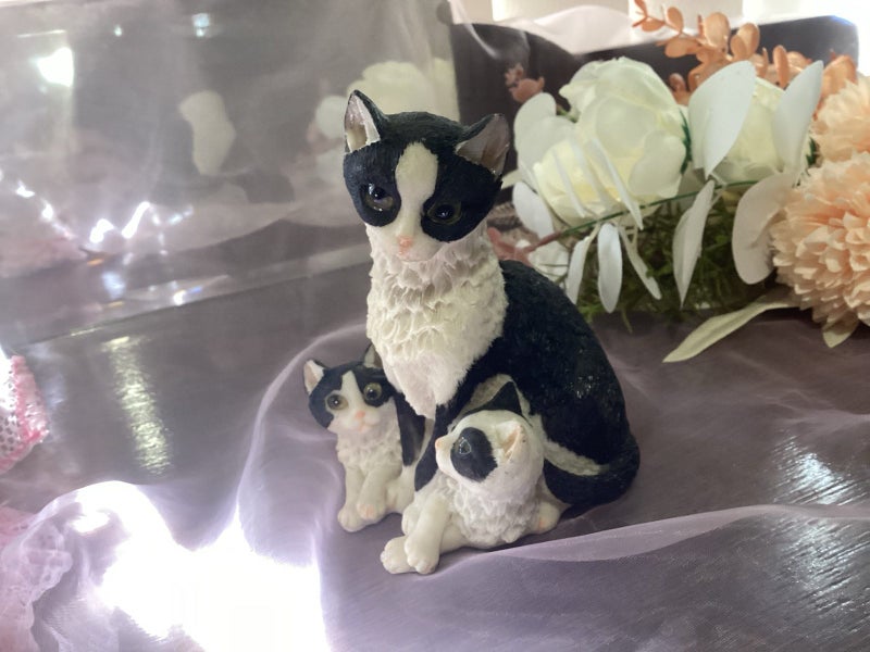 Vintage Sherrat & Sympson mum and kittens ornament Carousel 6