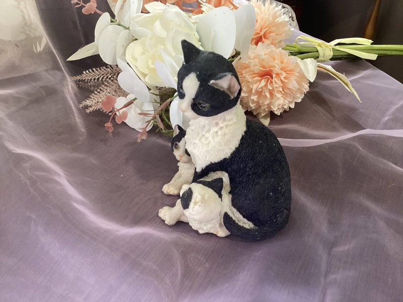 Vintage Sherrat & Sympson mum and kittens ornament Carousel 2