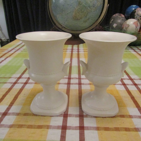 Crown Lynn .678 Urn Mantle Vases. Matched Pair. Ex. Cond. Carousel 1