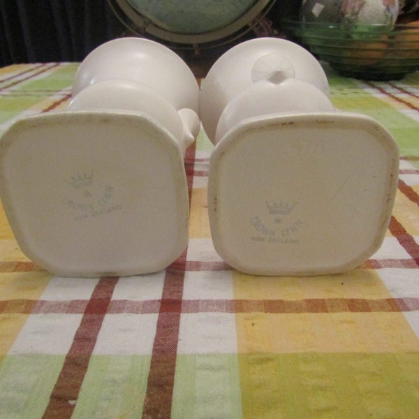 Crown Lynn .678 Urn Mantle Vases. Matched Pair. Ex. Cond. Carousel 5