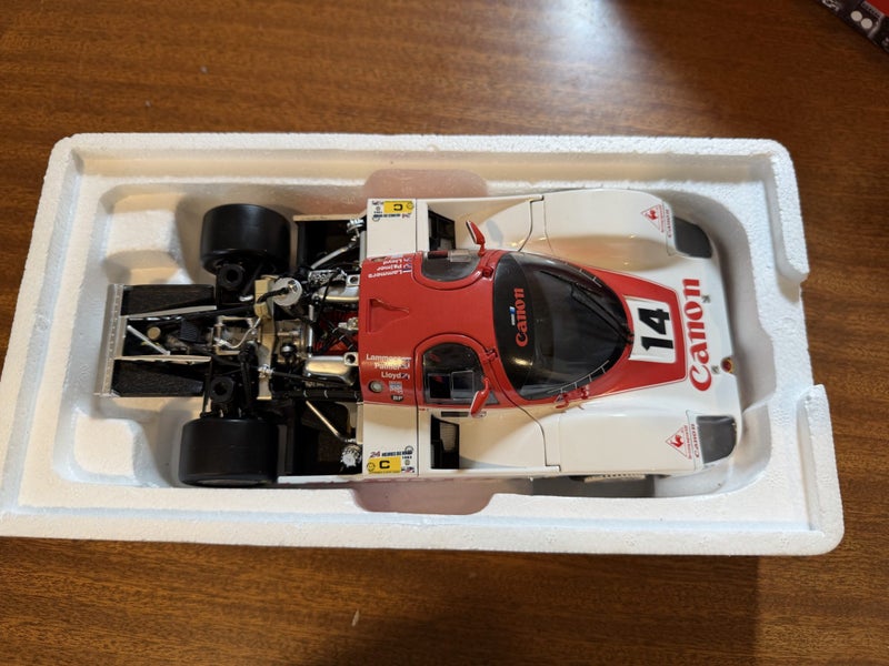Minichamps 1:18 Porsche 956L Canon 24H Le Mans 1983 Carousel 2